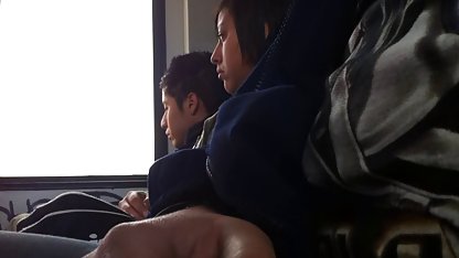 Semua petugas bekep inggris mengambil Ellie tangan dan uang tunai