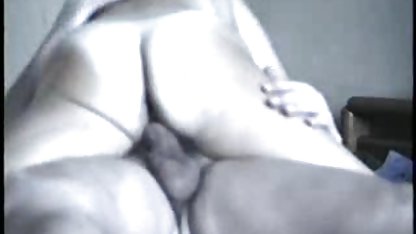 Petite model menyebalkan ayam di lantai bokp inggris
